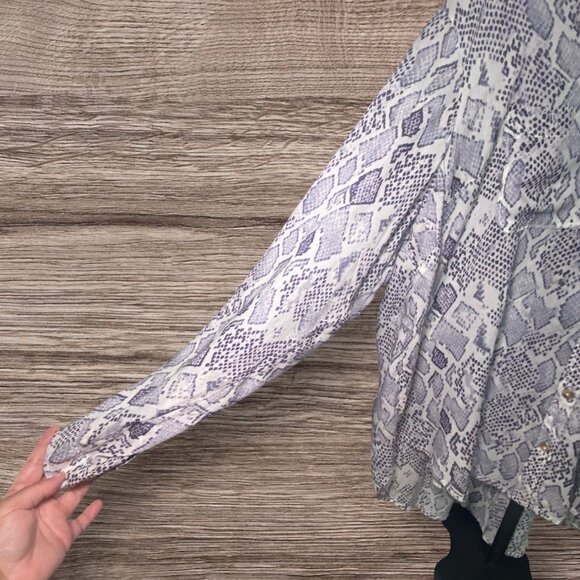 Anthropologie Pilcro Flowy Long Sleeve Lightweight Blouse Gray/White Pattern - Picture 4 of 9